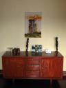 Wohnzimmerschrank mit Batik aus Uganda und Figuren aus Butare