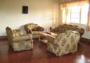 das Wohnzimmer mit der “König-von-Milawi-Couch” (hat Corrie so genannt)
