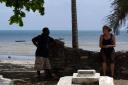 Stefanie und Samuel, unser Fahrer, am Friedhof von Bagamoyo