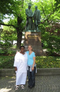 Dancille und Nicole vor dem Kolpingdenkmal