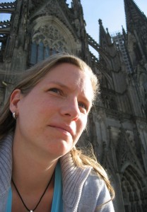 Nicole zu Füßen des Kölner Doms