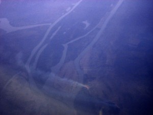 interessante Gewässer im Sudan, rechts unten Feuer am Waldrand