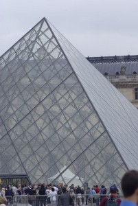 La Pyramide am Palais du Louvre