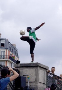 Fußballkünstler am Montmartre