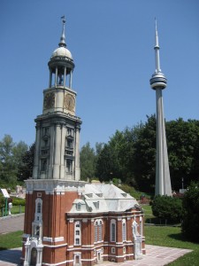 St. Michaelis (Hamburg) und CN Tower (Toronto) fast gleich groß ;-)