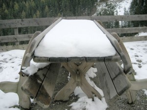 Tisch vor der Goetzner Alm mit ganz viel Schnee