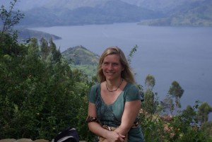 Nicole nahe der Virunga Lodge, im Hintergrund Lake Bulera