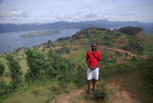 Robert nahe Virunga Lodge; im Hintergrund Lake Bulera und Lake Ruhondo