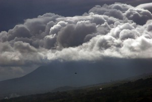 tolles Wetter- und Licht-Spektakel - Sabinyo von Virunga Lodge