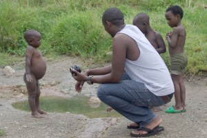 Robert mit hungrigen Kindern bei Gisenyi 