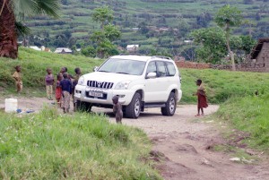 umlagertes Auto an den heißen Quellen bei Gisenyi