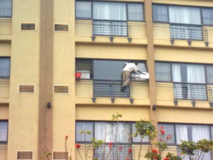 halsbrecherische Fensterputzaktionen konnte man da beobachten