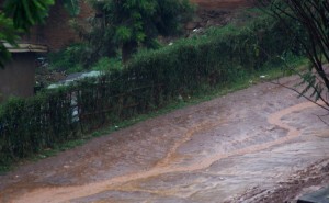 Dank starkem Regen ein Fluss auf/in der Seitenstraße