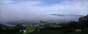 Der Dunst über dem Lake Bunyonyi verzieht sich langsam