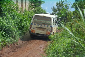 Minibus auf glitschiger Straße