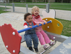 Patricia und Miriam auf dem Spielplatz