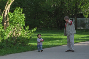 Patricia mit Oma beim Ballspielen im Volkspark Pankow