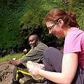 20080712-142410_Victoria_Verdaste_am_Kamiranzovu_Wasserfall_Nyungwe_Nationalpark
